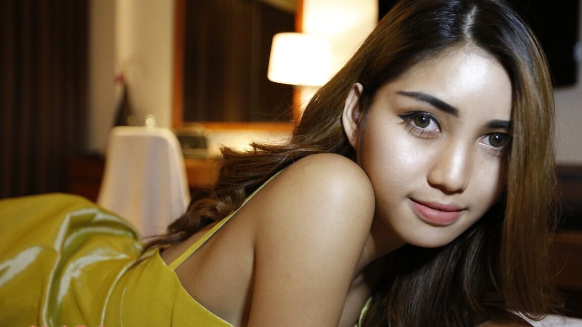 12P Ladyboy thaïlandaise aux gros seins de 20 ans est tellement excitée par la bite qu'elle se branle pendant qu'elle