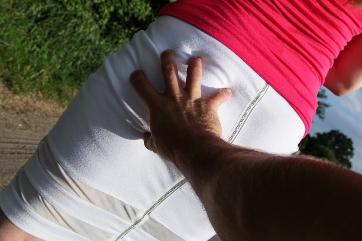 19P Laura madura e sexy mostra a bunda e a vulva e enfia um brinquedo ao ar livre