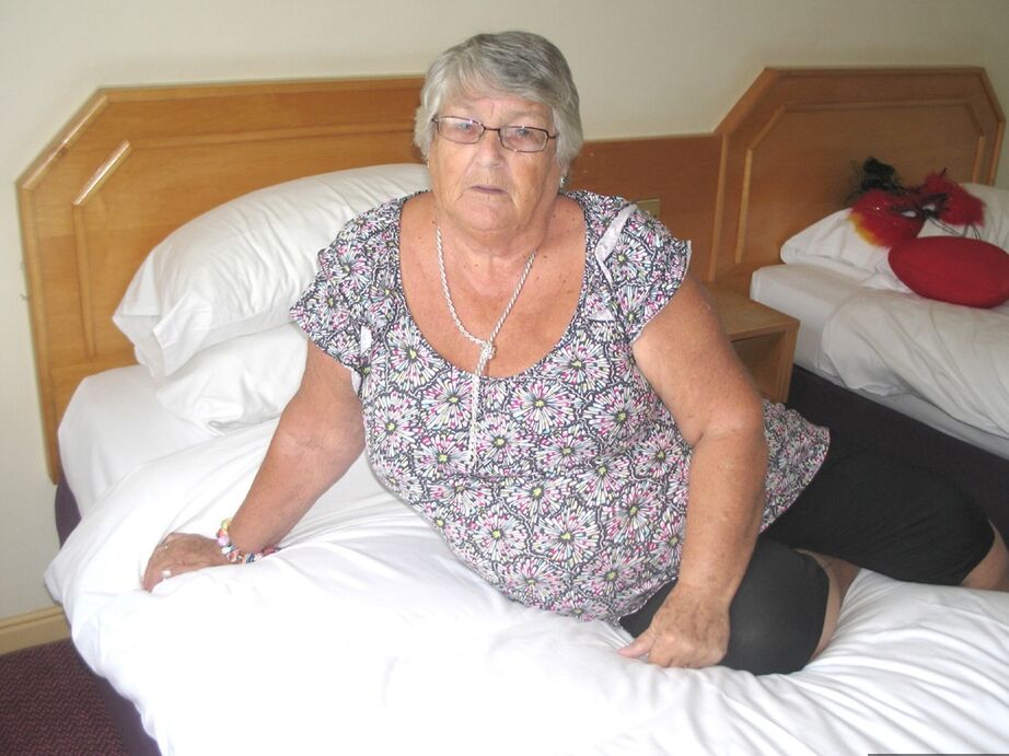 20P A britânica de cabelos prateados, vovó Libby, expõe seu corpo gordo em uma cama