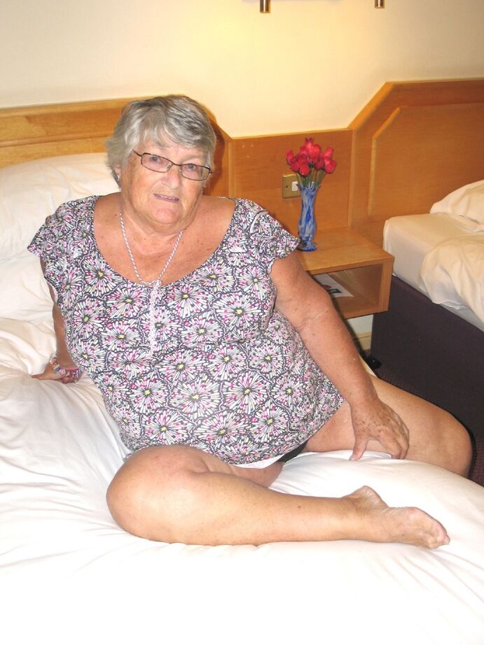 20P A britânica de cabelos prateados, vovó Libby, expõe seu corpo gordo em uma cama