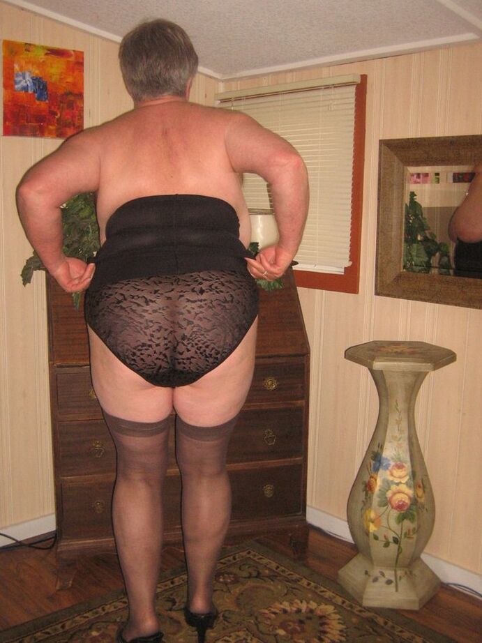 20P A velha gorda Girdle Goddess tira lingerie preta para posar nua em meias