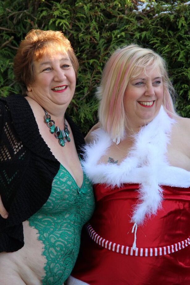 20P La abuela gorda Kinky Carol y su novia BBW expusieron sus tetas en un jardín