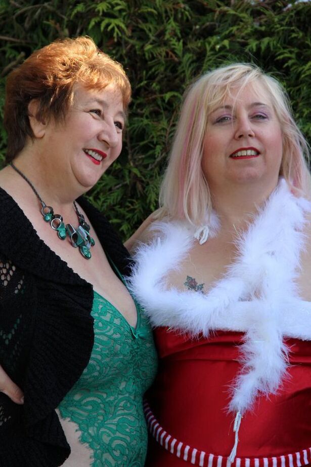 20P La abuela gorda Kinky Carol y su novia BBW expusieron sus tetas en un jardín