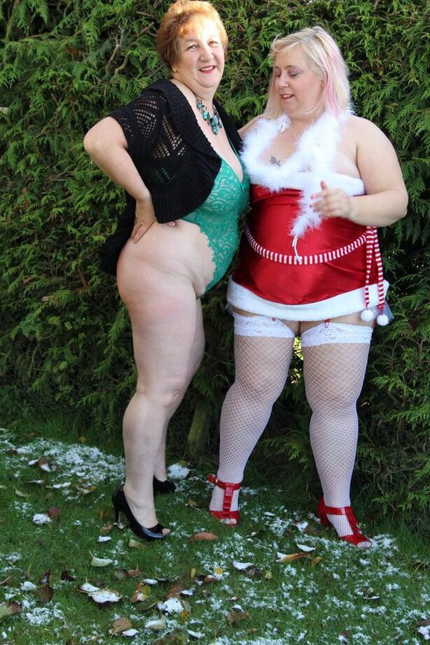 20P La abuela gorda Kinky Carol y su novia BBW expusieron sus tetas en un jardín