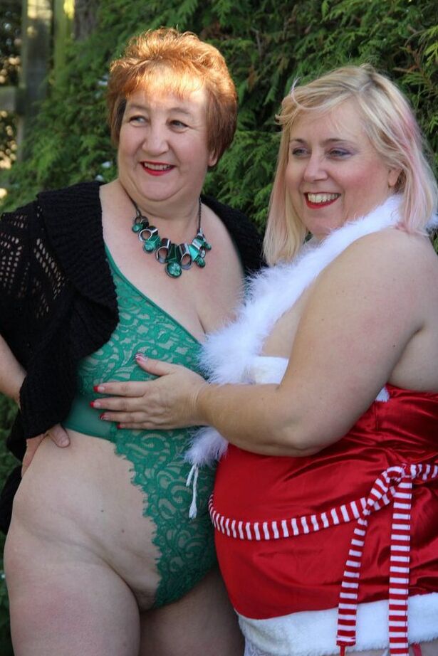 20P La abuela gorda Kinky Carol y su novia BBW expusieron sus tetas en un jardín