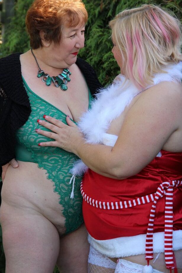 20P La abuela gorda Kinky Carol y su novia BBW expusieron sus tetas en un jardín
