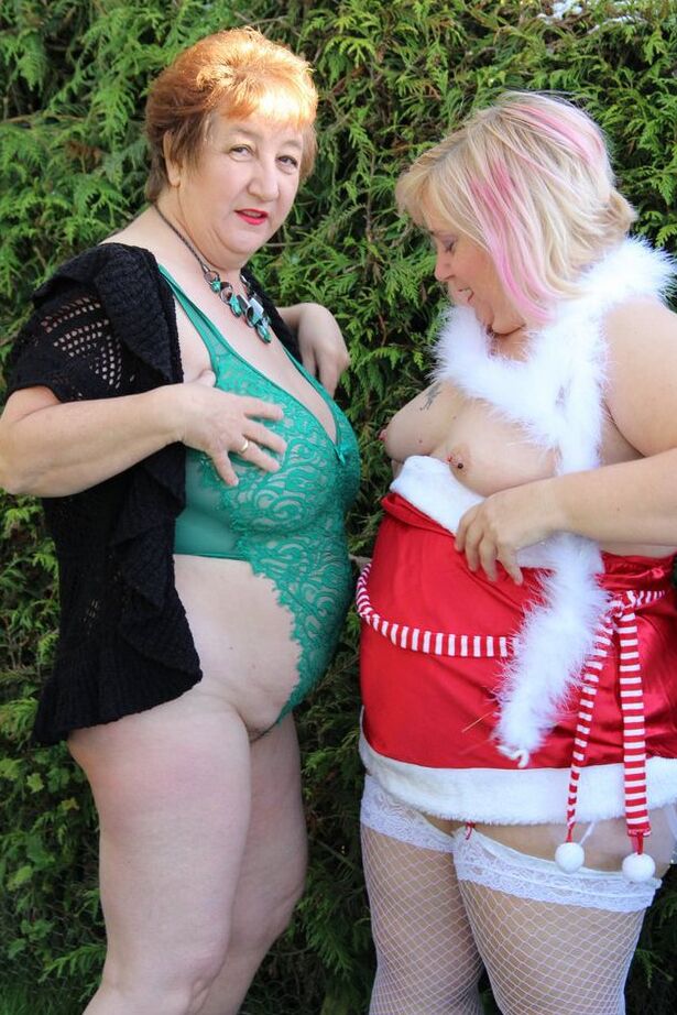 20P La abuela gorda Kinky Carol y su novia BBW expusieron sus tetas en un jardín