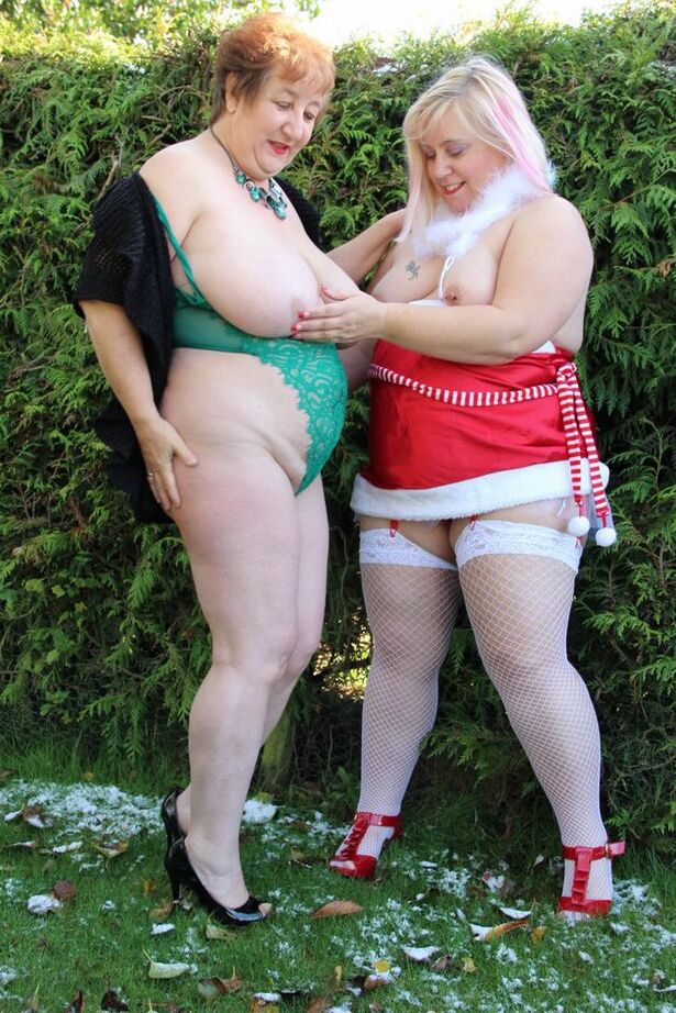 20P La abuela gorda Kinky Carol y su novia BBW expusieron sus tetas en un jardín