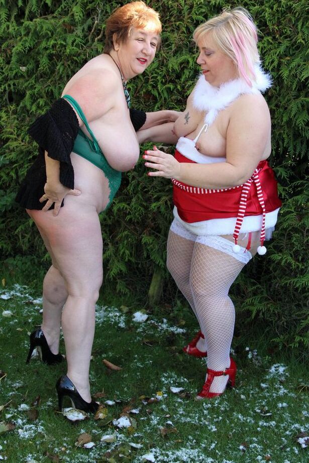 20P La abuela gorda Kinky Carol y su novia BBW expusieron sus tetas en un jardín