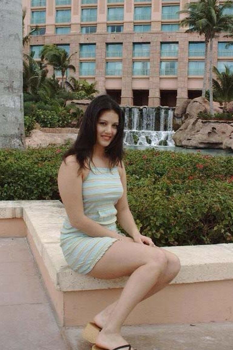 11P MILF india de tetas naturales Sunny Leone muestra su delicioso culo al aire libre