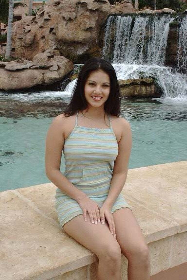 11P MILF india de tetas naturales Sunny Leone muestra su delicioso culo al aire libre