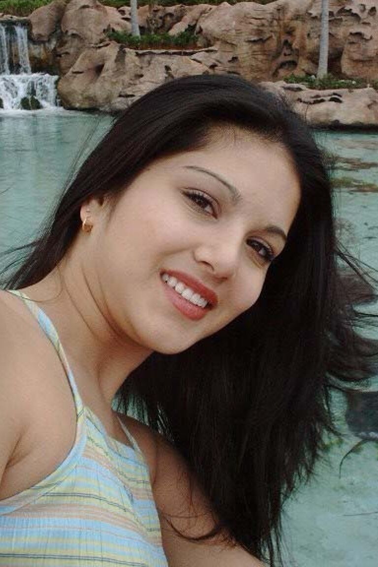 11P MILF india de tetas naturales Sunny Leone muestra su delicioso culo al aire libre