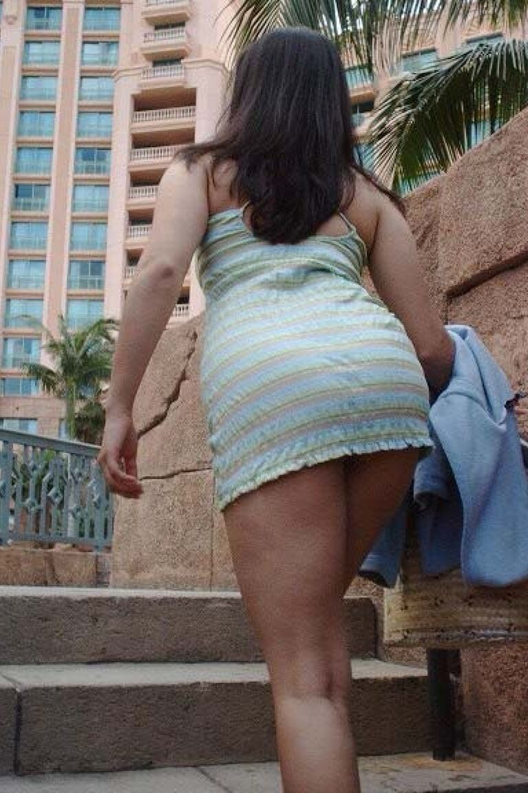 11P MILF india de tetas naturales Sunny Leone muestra su delicioso culo al aire libre