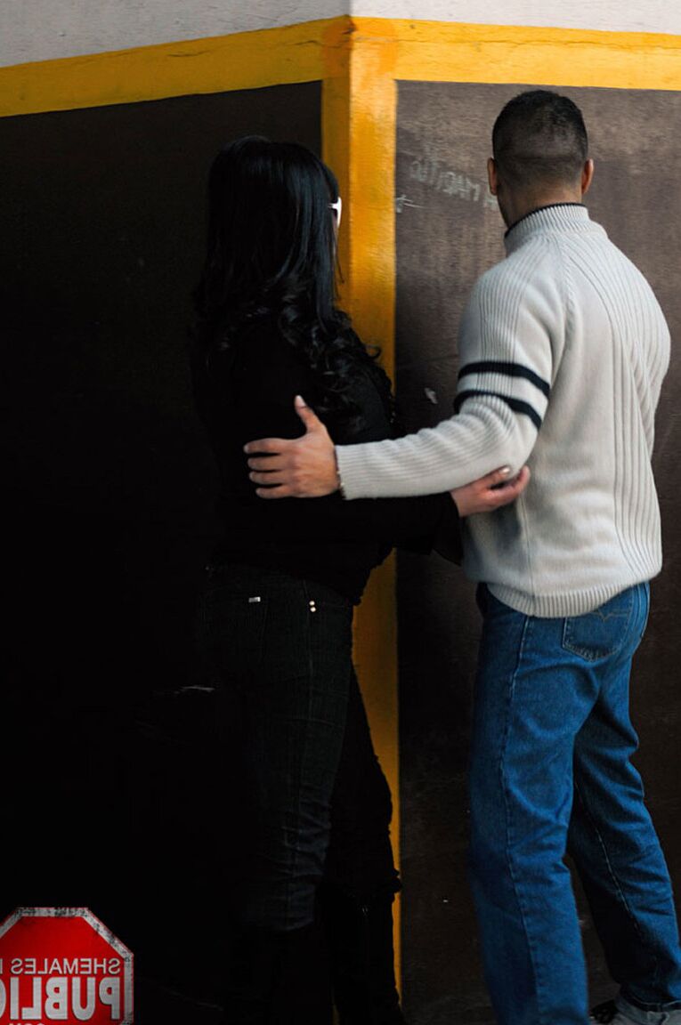 21P Transsexuelle en chaleur avec d'énormes faux Luciana Brunette se fait baiser par derrière
