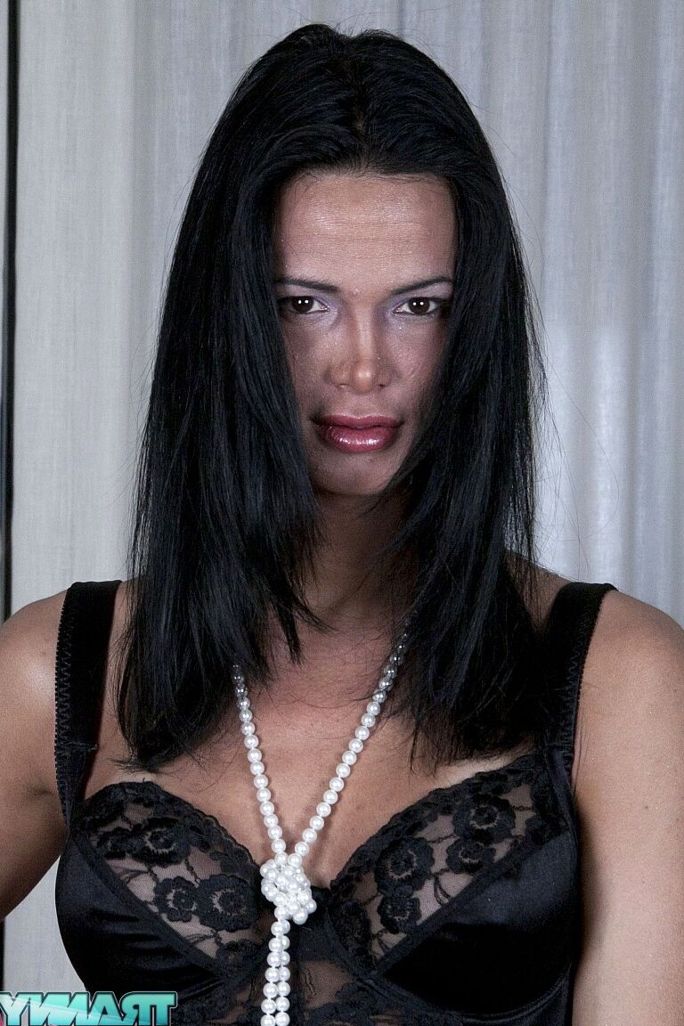 18P Une transexuelle mince aux cheveux noirs baise passionnément une blonde mature et potelée
