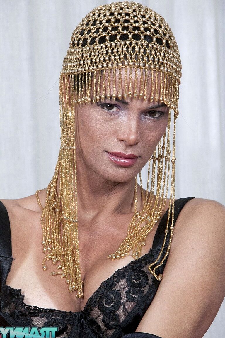 18P Une transexuelle mince aux cheveux noirs baise passionnément une blonde mature et potelée