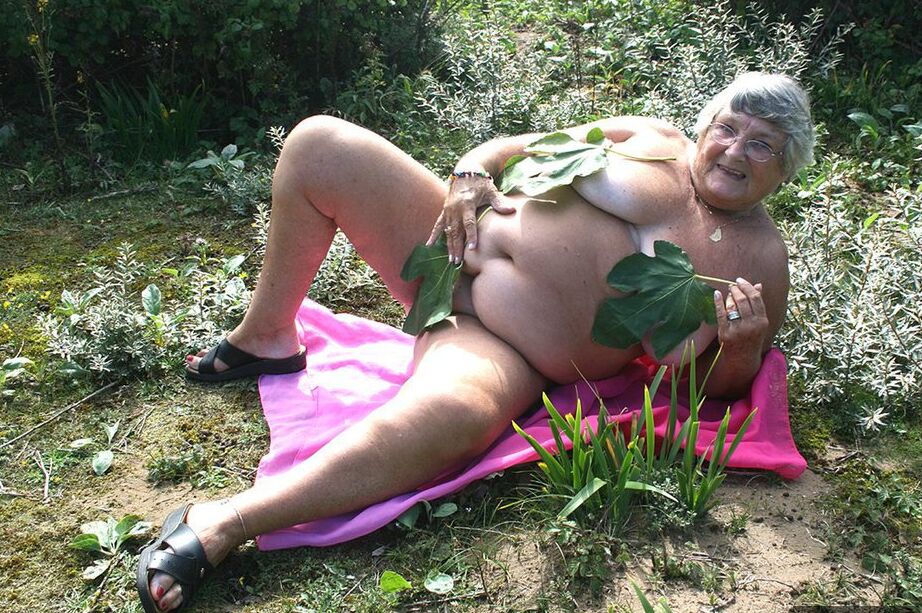 20P La abuela británica gorda Libby se desnuda sobre una toalla en un suelo lleno de maleza