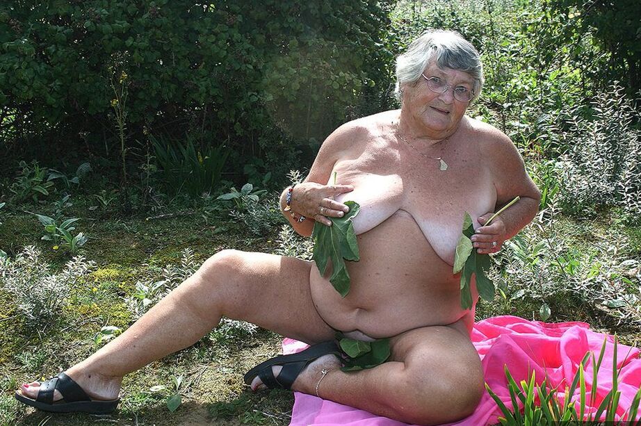 20P La abuela británica gorda Libby se desnuda sobre una toalla en un suelo lleno de maleza