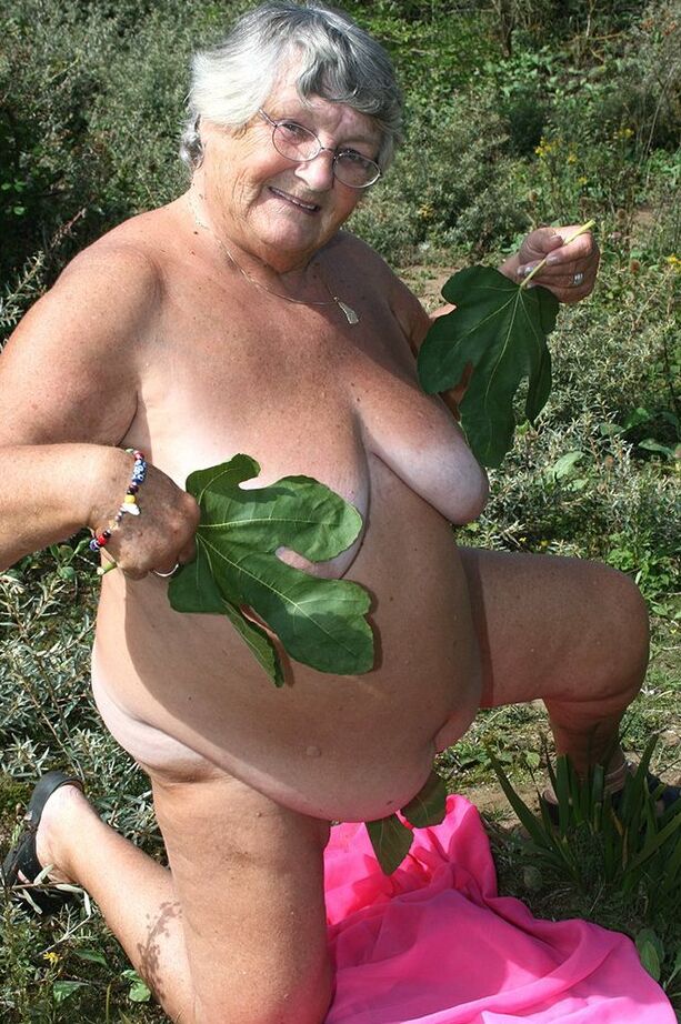 20P La abuela británica gorda Libby se desnuda sobre una toalla en un suelo lleno de maleza
