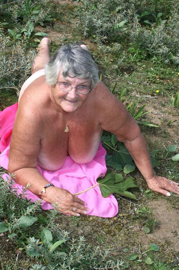 20P La abuela británica gorda Libby se desnuda sobre una toalla en un suelo lleno de maleza