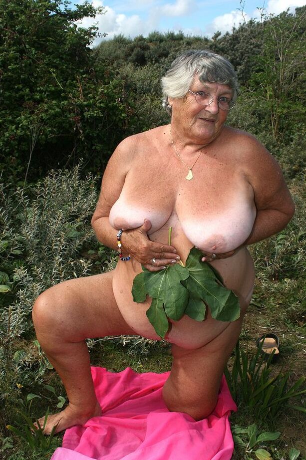 20P La abuela británica gorda Libby se desnuda sobre una toalla en un suelo lleno de maleza