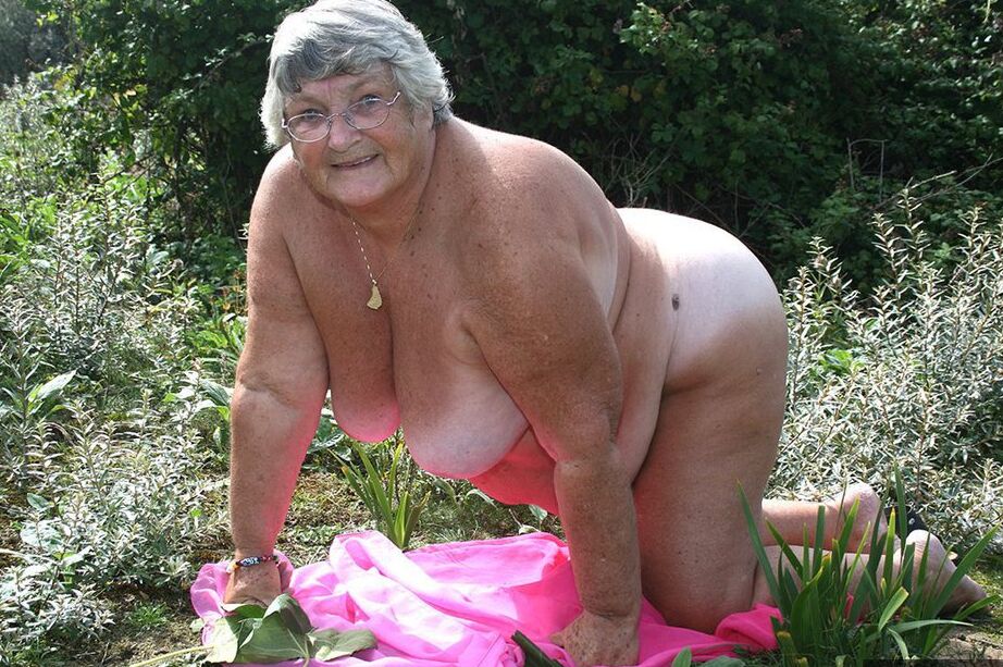 20P La abuela británica gorda Libby se desnuda sobre una toalla en un suelo lleno de maleza