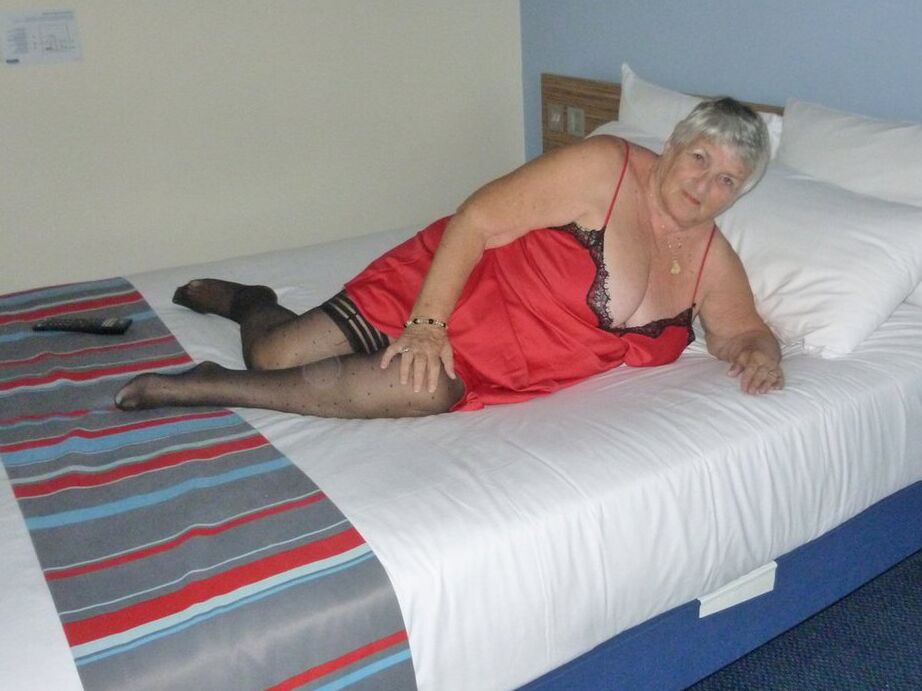 20P O gordo vovó Libby tira a lingerie antes de se masturbar na cama