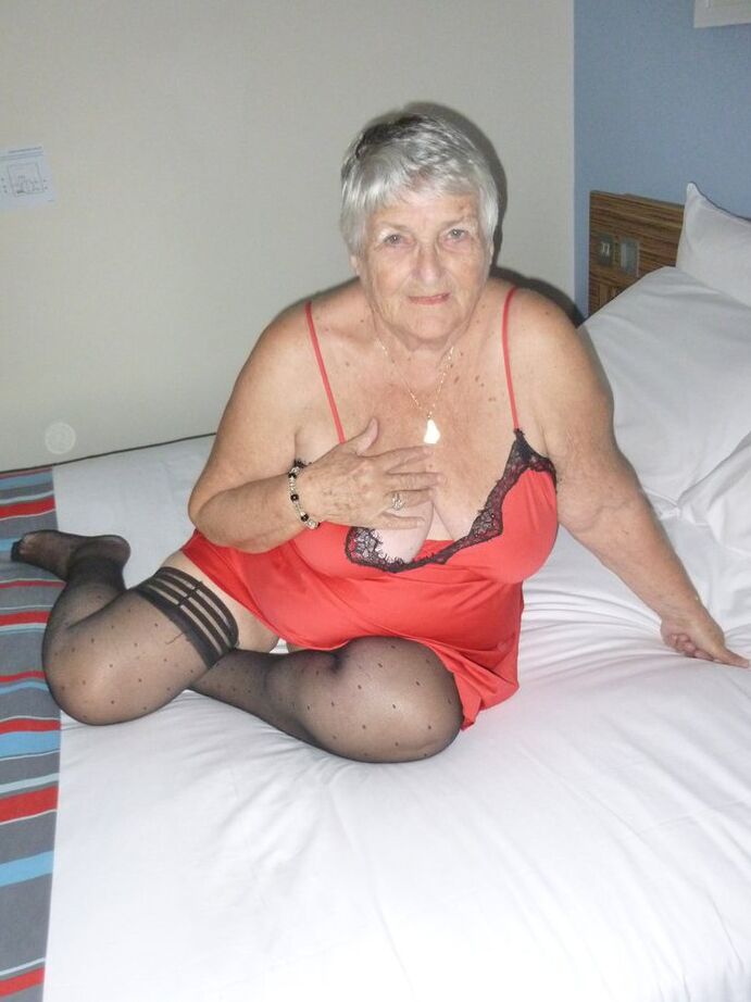 20P O gordo vovó Libby tira a lingerie antes de se masturbar na cama