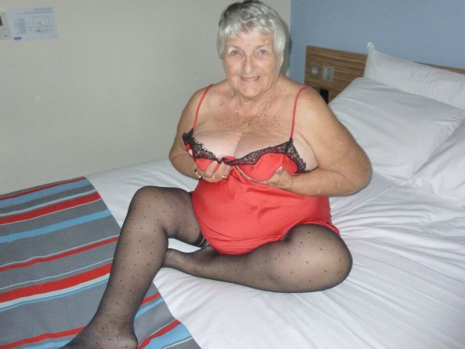 20P O gordo vovó Libby tira a lingerie antes de se masturbar na cama