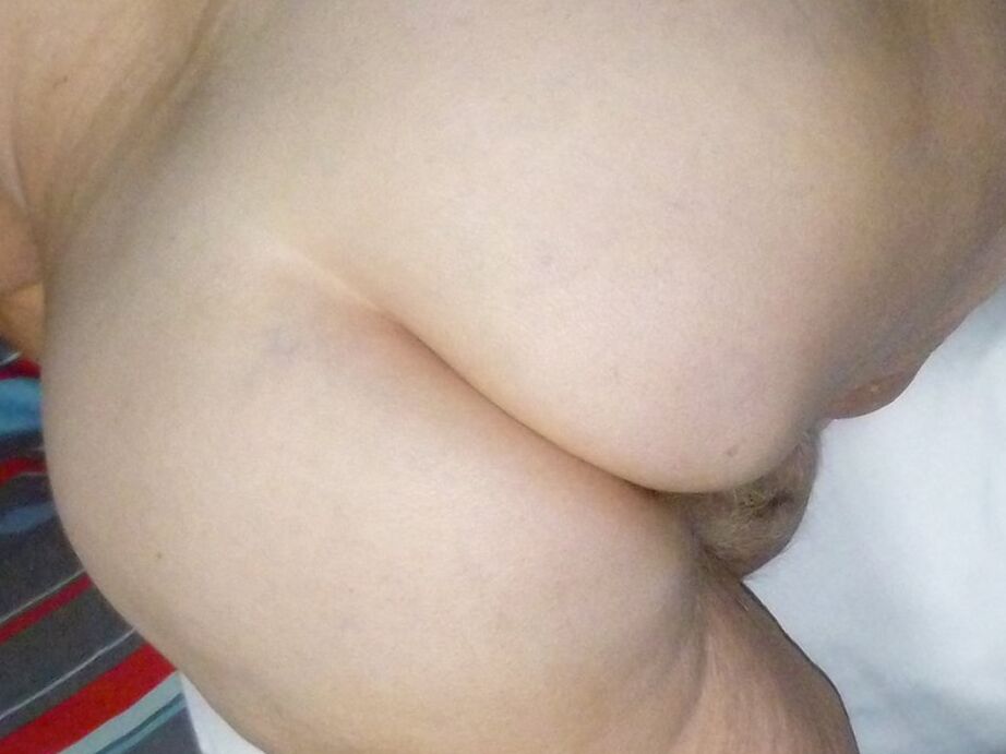 20P O gordo vovó Libby tira a lingerie antes de se masturbar na cama