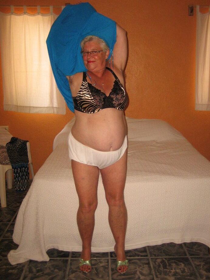 20P Vovó gorda tira a calcinha branca para terminar de ficar nua