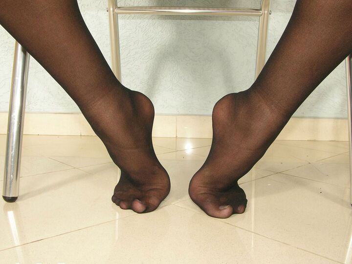 20P Travesti fumegante espirrando porra em sua meia-calça preta transparente até a cintura