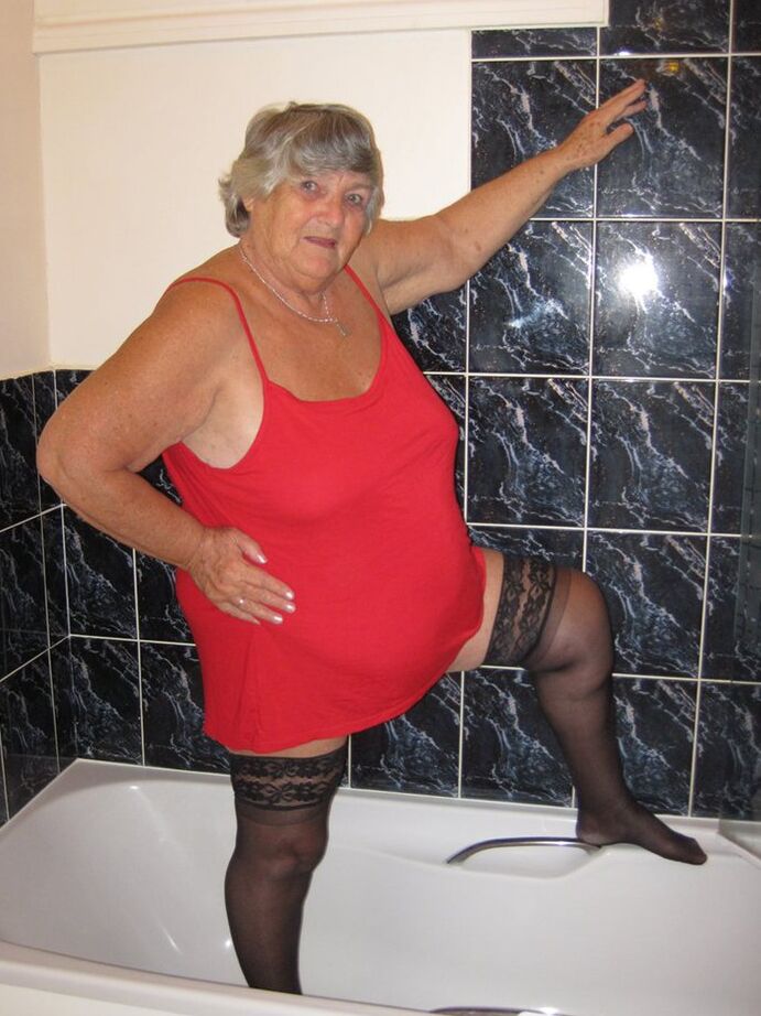 20P Obese nan Grandma Libby gets naked in stockings while in the shower