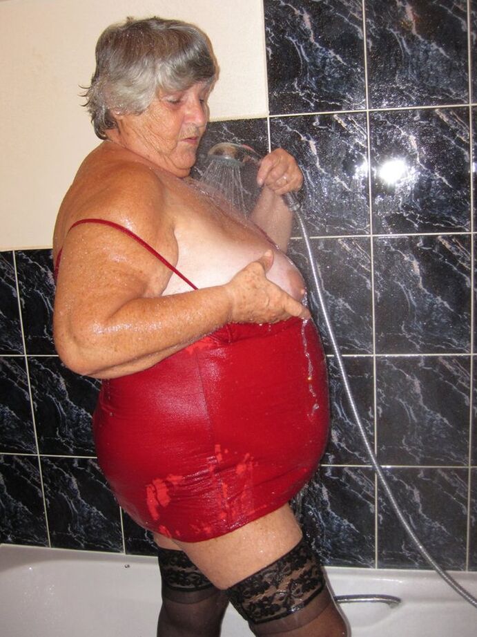 20P Obese nan Grandma Libby gets naked in stockings while in the shower
