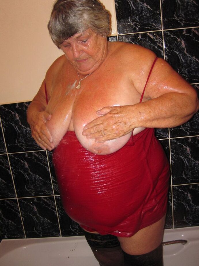 20P Obese nan Grandma Libby gets naked in stockings while in the shower