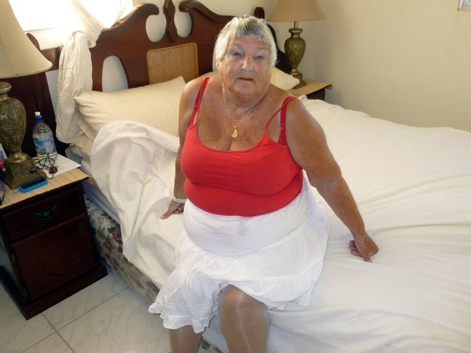 20P La anciana gorda, la abuela Libby, descubre sus tetas bronceadas y su chocho en su cama