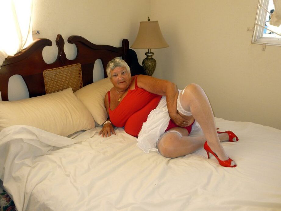 20P La anciana gorda, la abuela Libby, descubre sus tetas bronceadas y su chocho en su cama