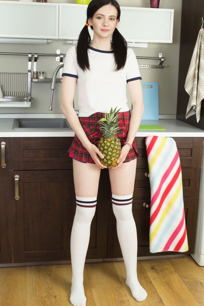 20P L'amatrice Betty dévore un ananas en se déshabillant pour des poses nues dans la cuisine