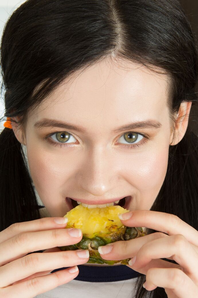 20P L'amatrice Betty dévore un ananas en se déshabillant pour des poses nues dans la cuisine