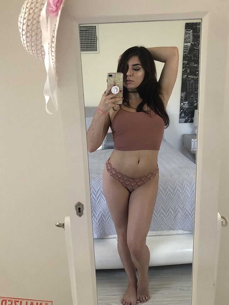 20P La pequeña morena Keira Croft se quita la lencería para revelar su impresionante culo