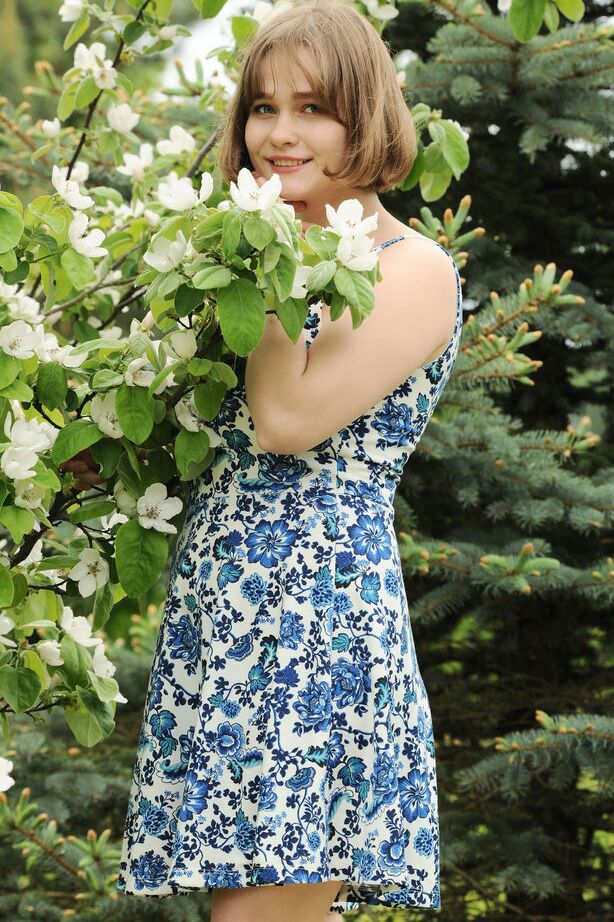 18P La joven tetona Aurelia Lu huele flores antes de desnudarse por completo