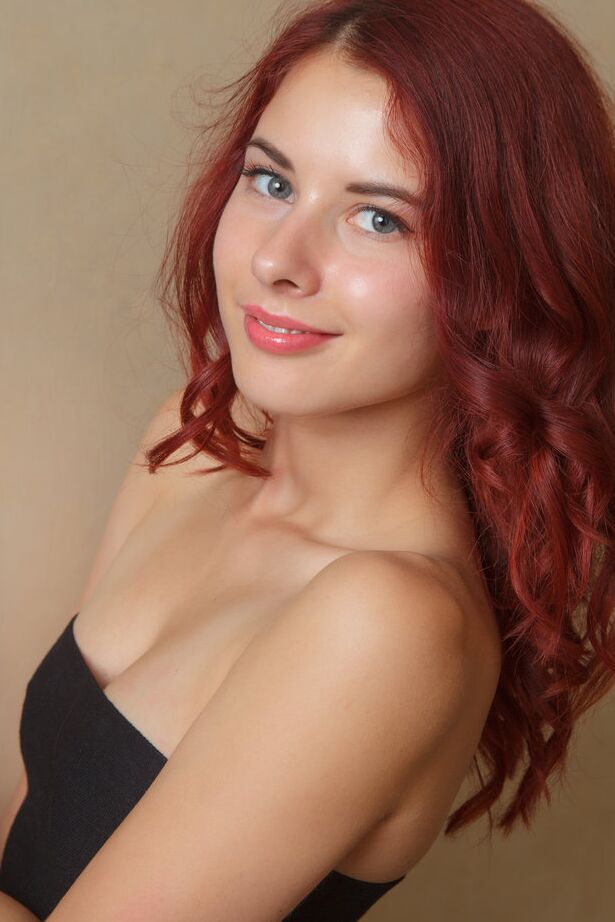 16P Flighty Pearl Ami se desnuda seductoramente y abre su coño adolescente en la cocina