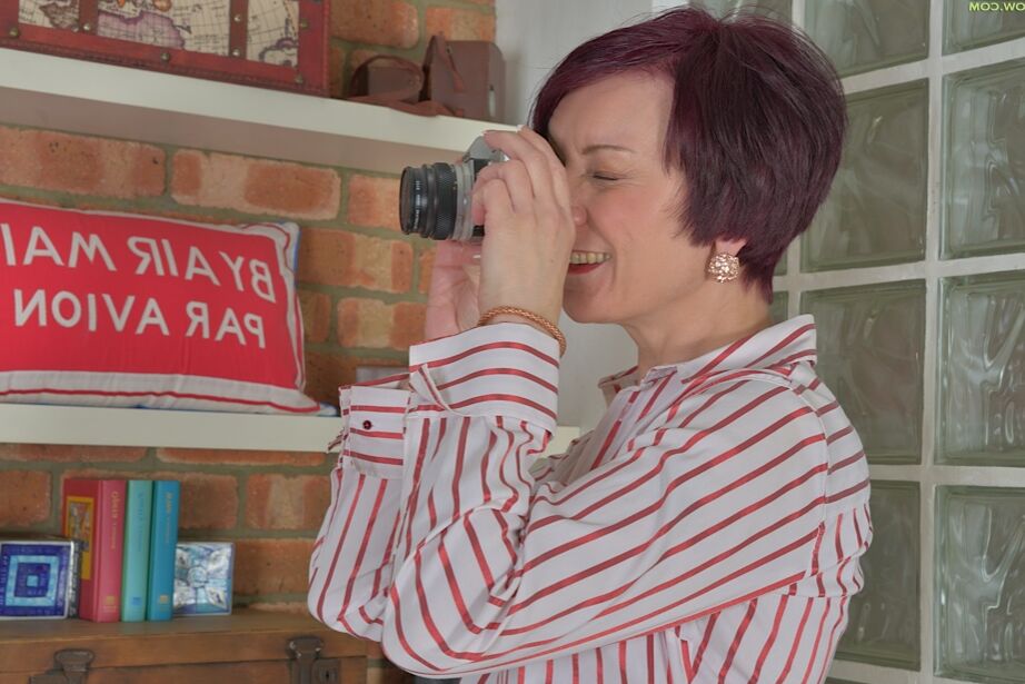 16P Зрелая крошка Penny Brooks раздевается догола для обнаженной фотосессии