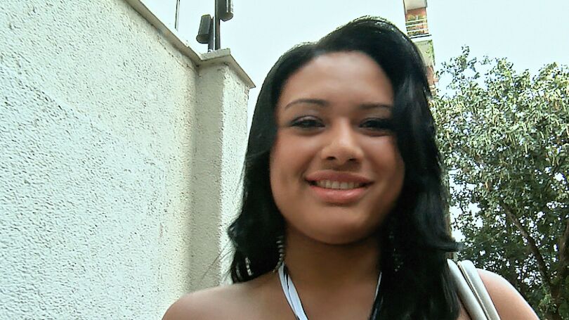 16P Sonsy, latina en talons hauts, Barbara Grace, posant en plein air.