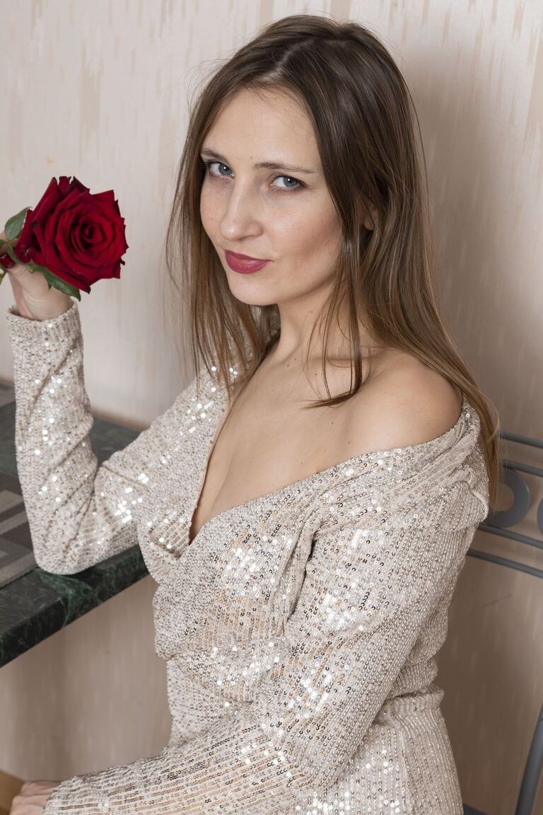 21P A beleza amadora Victoria tira seu vestido longo