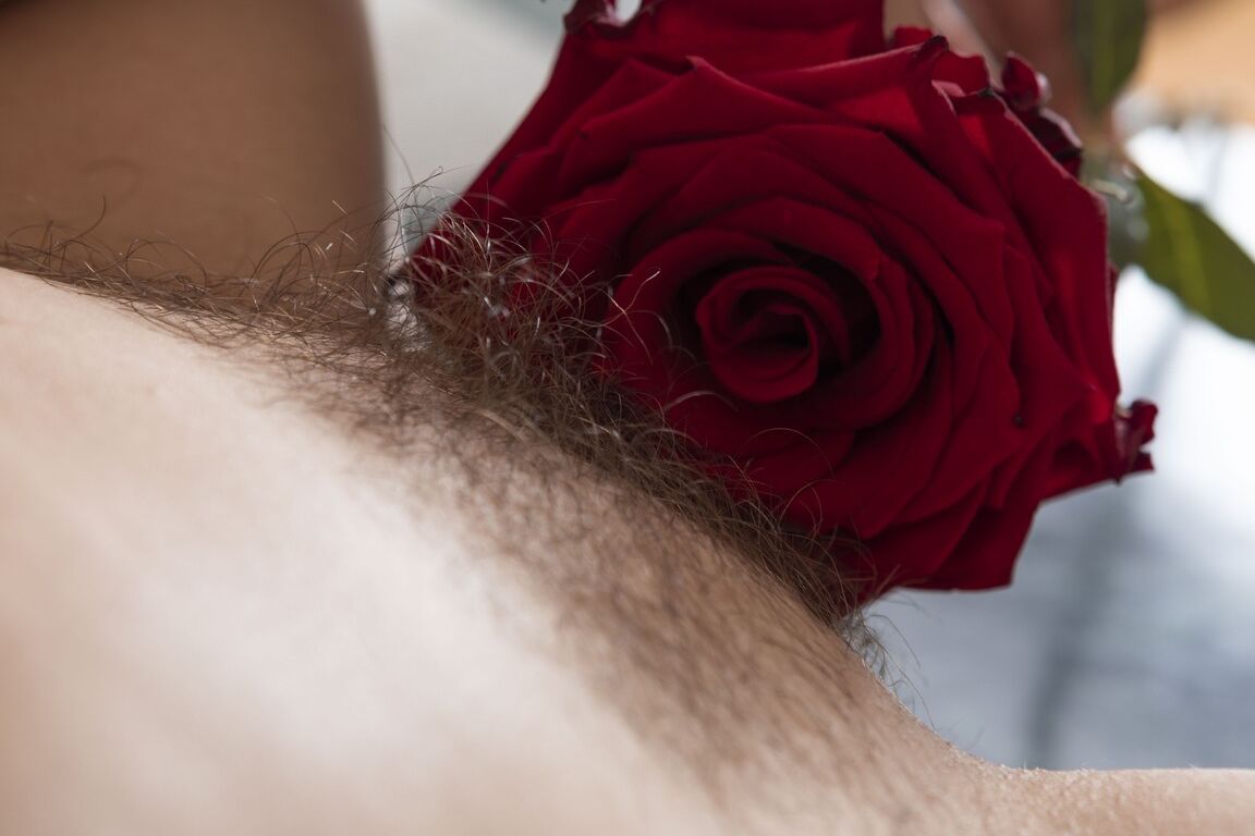 21P A beleza amadora Victoria tira seu vestido longo