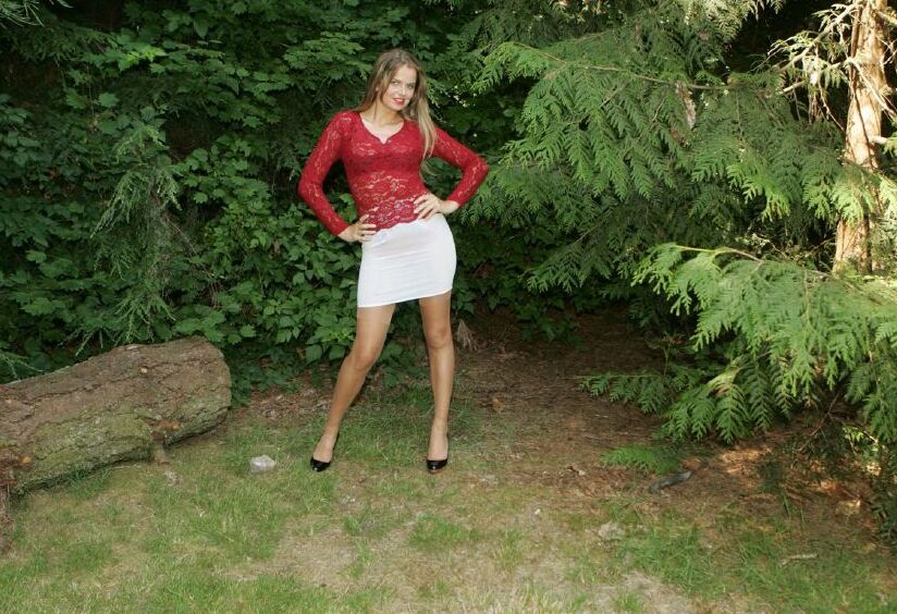 12P Gata sexy fazendo upskirt e provocando sua boceta sob a calcinha ao ar livre