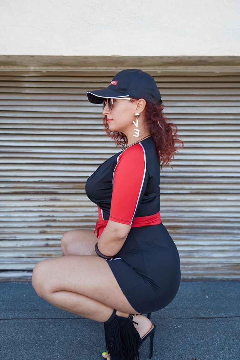 Selena Martinez, amatrice latina 21P, montre son incroyable décolleté et pose en extérieur.