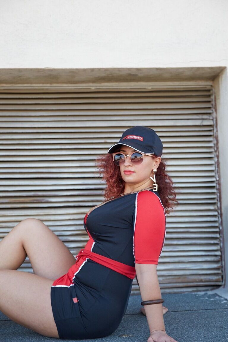 Selena Martinez, amatrice latina 21P, montre son incroyable décolleté et pose en extérieur.