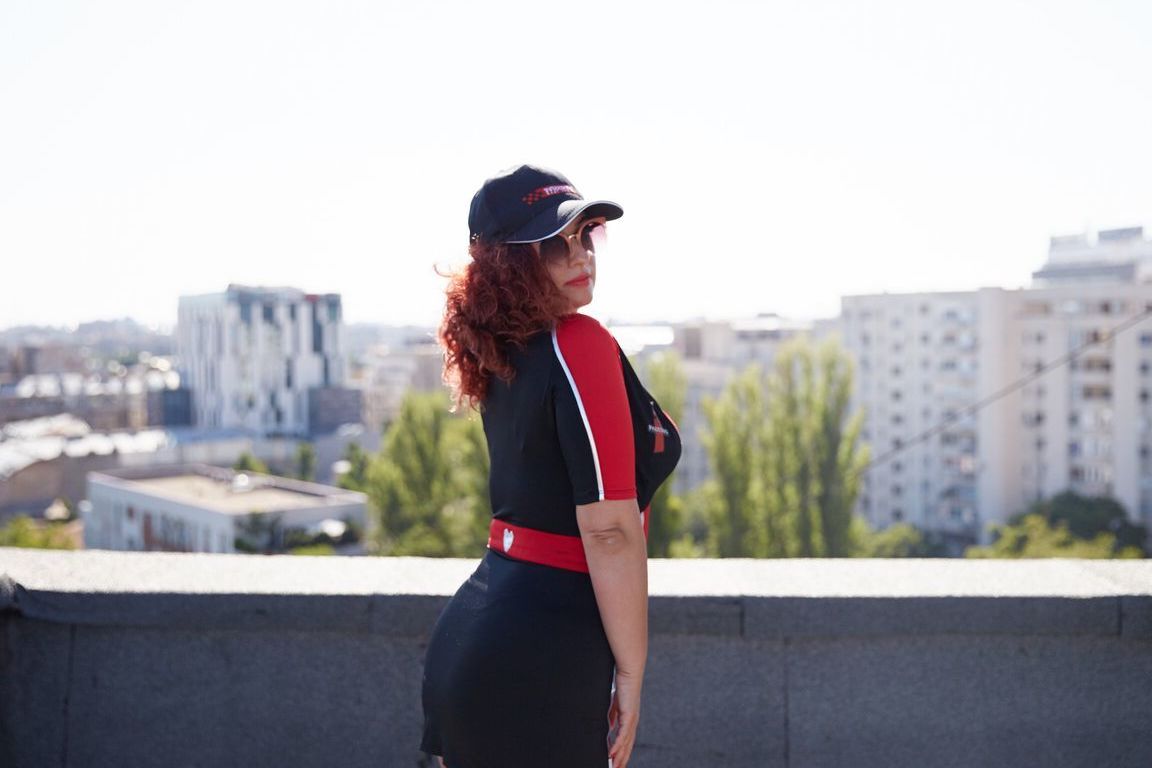Selena Martinez, amatrice latina 21P, montre son incroyable décolleté et pose en extérieur.
